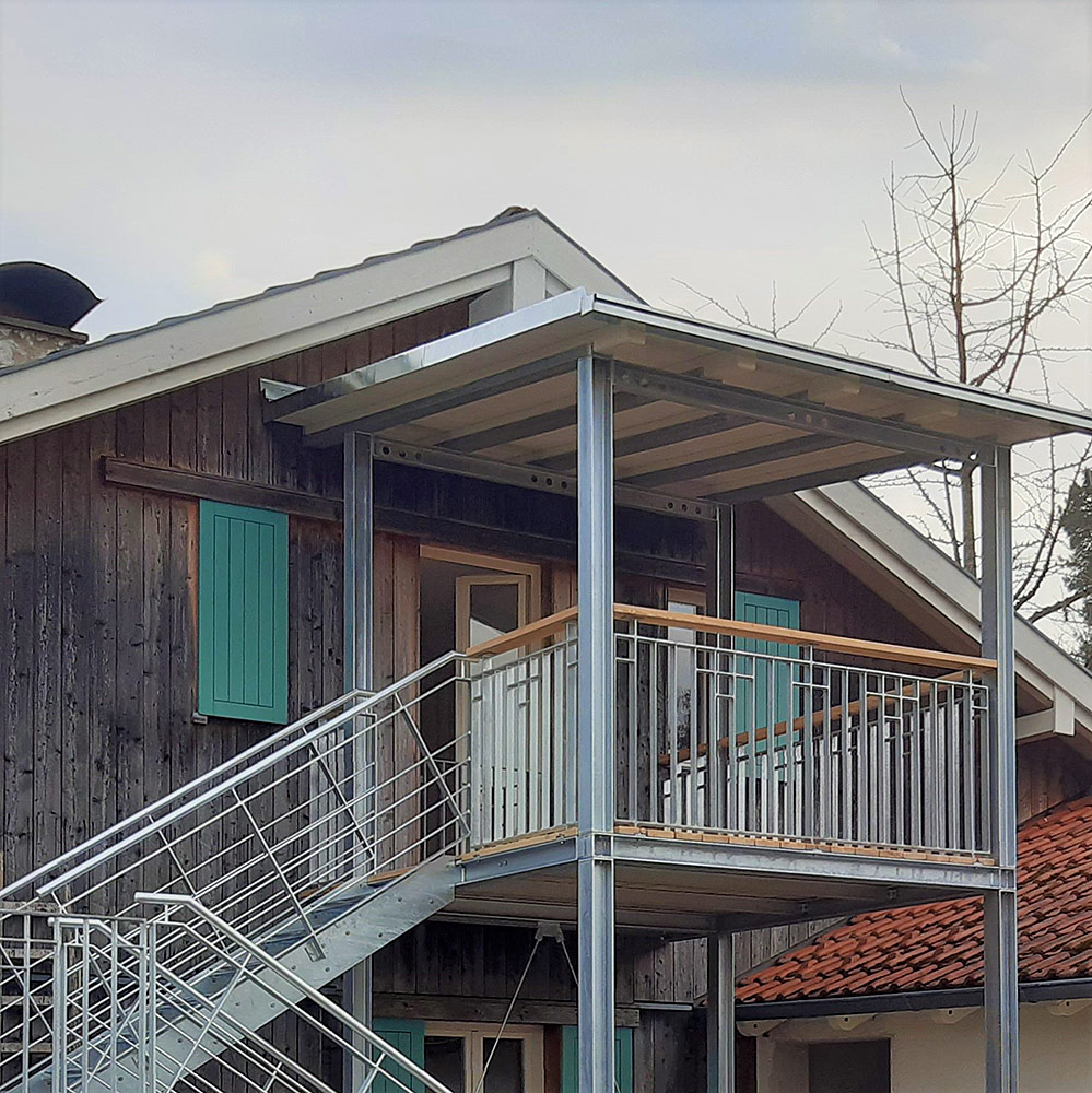 hutterer-stahlbau-ueberdachter-balkon-mit-treppe-landkreis-muehldorf-214